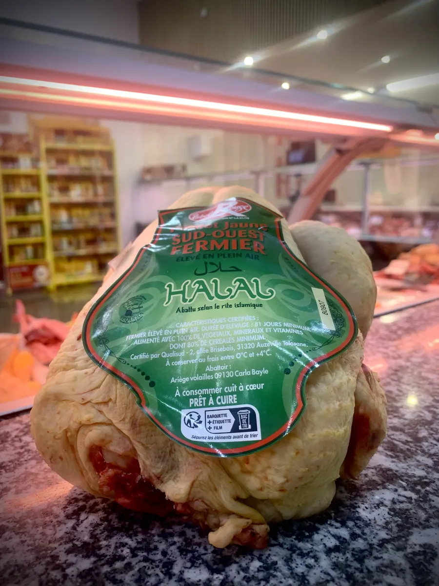 Étiquette Label Rouge halal du poulet en vitrine de la boucherie